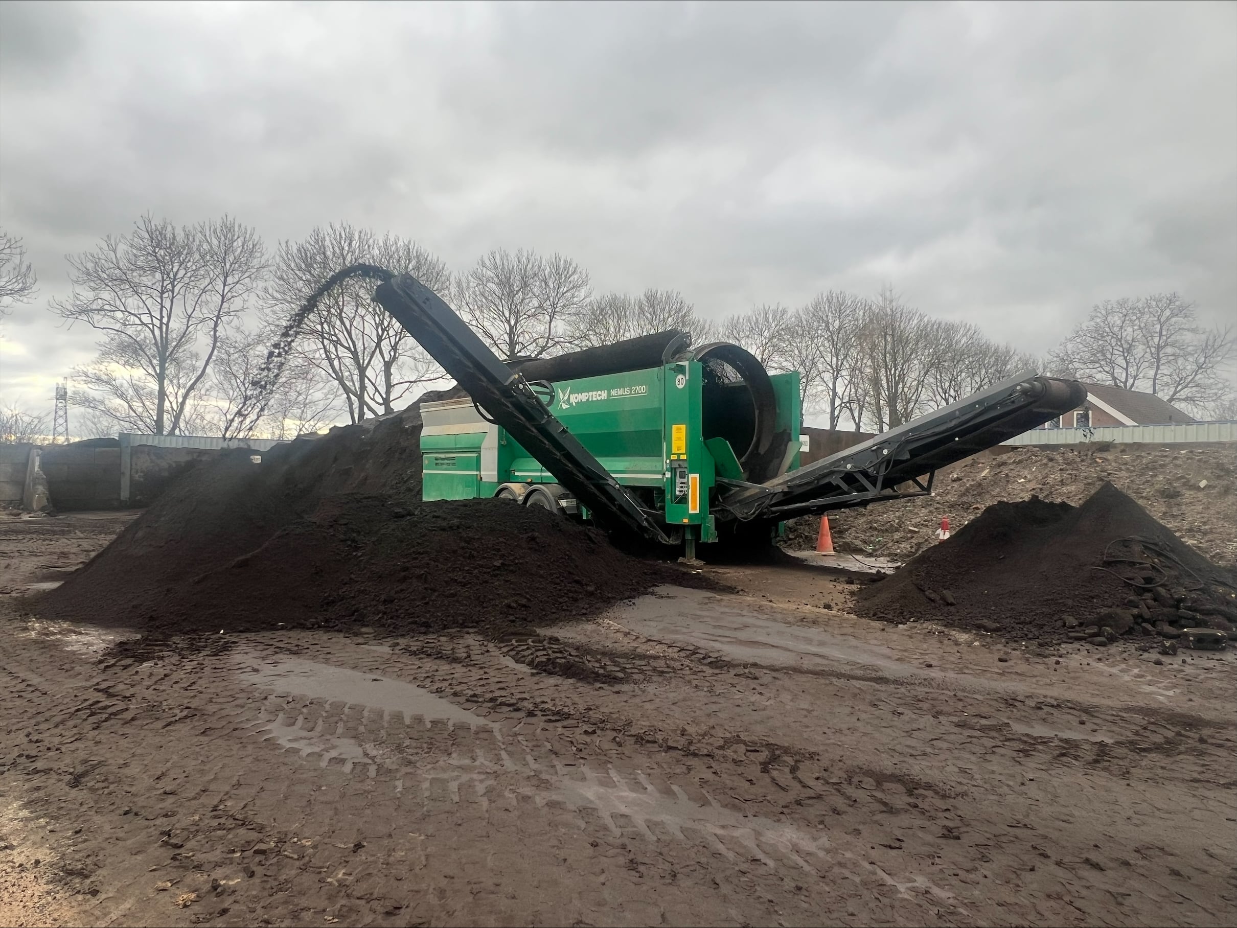 mobiele trommelzeef huren, verhuur trommelzeef met personeel op locatie
